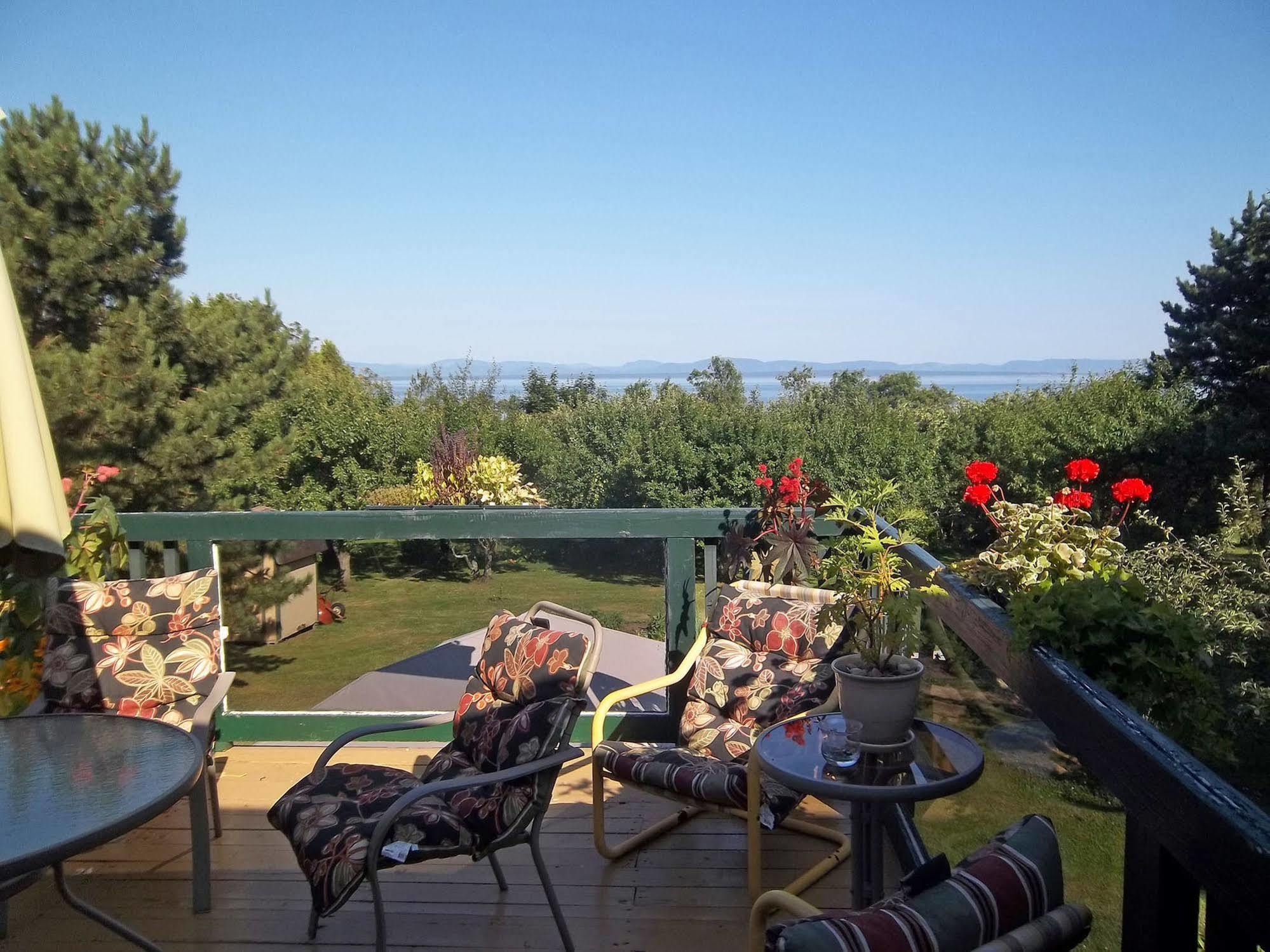 Gite La Halte Du Verger Bed And BreakfastRivière-du-Loup エクステリア 写真